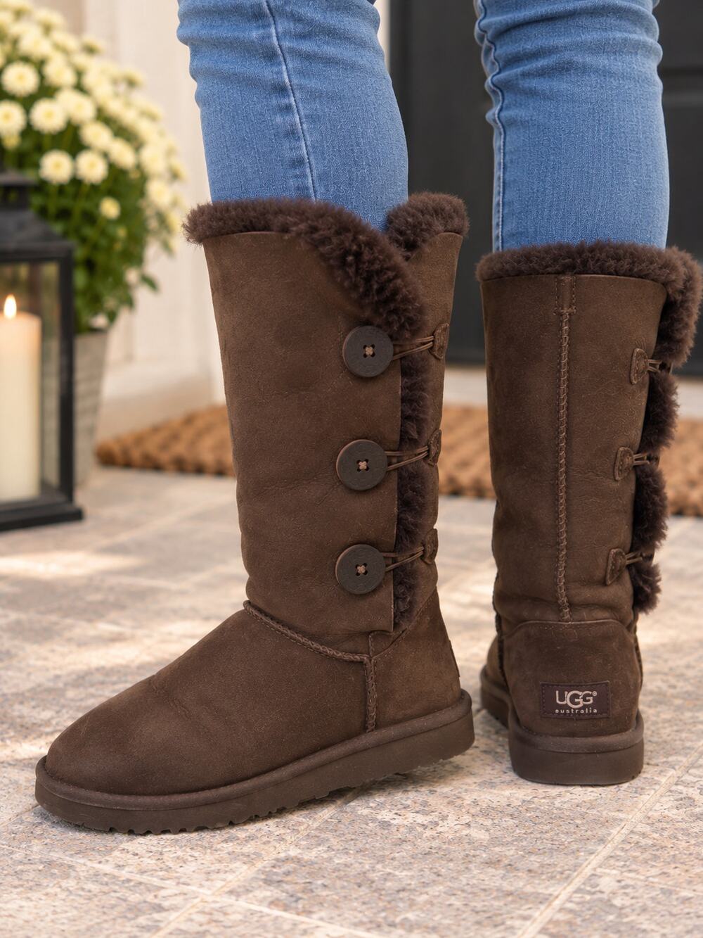 Women’s US 7 suede leather upper sheepskin lining, and blown rubber sole.
